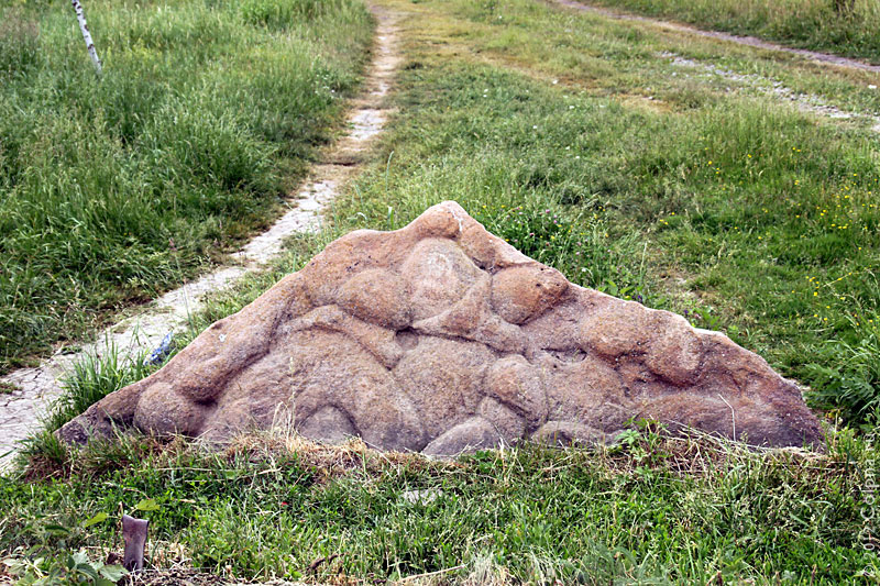 Камень у Андреевского источника. Фото 2011 года.