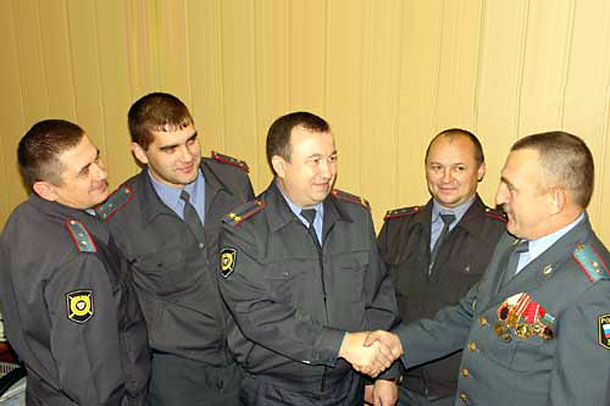 Колпнянские полицеские принимают поздравления.